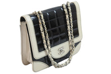 Load image into Gallery viewer, CHANEL シャネル チョコバー バイカラー Wチェーンショルダーバッグ 6番台 パテントレザー ブラック ホワイト 良品 中古 51965