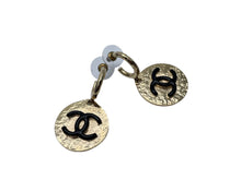 Load image into Gallery viewer, CHANEL シャネル メタルサークルピアス フープピアス ココマーク 22AW L22A刻印 ゴールド ブラック 7ｇ レディース 美品 中古 52548