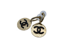 Load image into Gallery viewer, CHANEL シャネル メタルサークルピアス フープピアス ココマーク 22AW L22A刻印 ゴールド ブラック 7ｇ レディース 美品 中古 52548