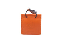 Load image into Gallery viewer, 新品同様 HERMES エルメス キーホルダー・キーチャーム アニョーミロ バッグチャーム D AM刻印 079065CA FEU/GOLD 中古 52620