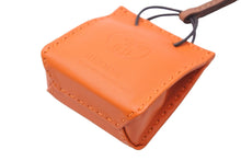 Load image into Gallery viewer, 新品同様 HERMES エルメス キーホルダー・キーチャーム アニョーミロ バッグチャーム D AM刻印 079065CA FEU/GOLD 中古 52620