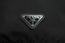 Load image into Gallery viewer, 新品同様 PRADA プラダ 巾着ポーチ NERO トライアングルロゴ 1NA369 197/B TURKEY製 テスート ブラック シルバー金具 中古 52624