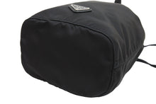 Load image into Gallery viewer, 新品同様 PRADA プラダ 巾着ポーチ NERO トライアングルロゴ 1NA369 197/B TURKEY製 テスート ブラック シルバー金具 中古 52624
