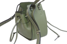 画像をギャラリービューアに読み込む, LOEWE ロエベ ショルダーバッグ ハンモック ドローストリングミニ 2WAYハンドバッグ グリーン シルバー金具 美品 中古 52885 正規品