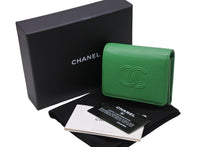 画像をギャラリービューアに読み込む, CHANEL シャネル 三つ折り財布 ウォレット 30番台 ココマーク グリーン グレインドカーフスキン シルバー金具 美品 中古 53180