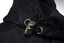 Load image into Gallery viewer, 新品同様 CHROME HEARTS クロムハーツ コート モッズコート クロスパッチ ブラック ナイロン シルク ラムレザー サイズL 中古 53450