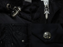 Load image into Gallery viewer, 新品同様 CHROME HEARTS クロムハーツ コート モッズコート クロスパッチ ブラック ナイロン シルク ラムレザー サイズL 中古 53450