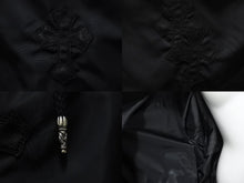 Load image into Gallery viewer, 新品同様 CHROME HEARTS クロムハーツ コート モッズコート クロスパッチ ブラック ナイロン シルク ラムレザー サイズL 中古 53450