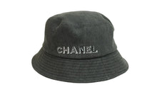 画像をギャラリービューアに読み込む, CHANEL シャネル ハット 帽子 22SS ロゴストーン デニム バケットハット ブラック ブラック サイズM 美品 中古 53958