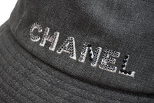 画像をギャラリービューアに読み込む, CHANEL シャネル ハット 帽子 22SS ロゴストーン デニム バケットハット ブラック ブラック サイズM 美品 中古 53958