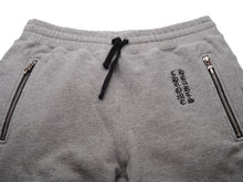 画像をギャラリービューアに読み込む, CHROME HEARTS クロムハーツ クロスパッチ スウェット パンツ グレー ロゴ 刺繍 ダガージップ ボトムス サイズM 良品 中古 54245
