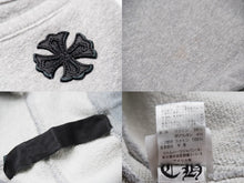画像をギャラリービューアに読み込む, CHROME HEARTS クロムハーツ クロスパッチ スウェット パンツ グレー ロゴ 刺繍 ダガージップ ボトムス サイズM 良品 中古 54245