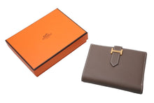 Load image into Gallery viewer, 極美品 HERMES エルメス 二つ折り財布 ベアンコンパクト エプソン エトゥープ ゴールド金具 Z刻印 中古 54393