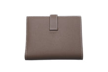 Load image into Gallery viewer, 極美品 HERMES エルメス 二つ折り財布 ベアンコンパクト エプソン エトゥープ ゴールド金具 Z刻印 中古 54393