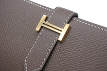Load image into Gallery viewer, 極美品 HERMES エルメス 二つ折り財布 ベアンコンパクト エプソン エトゥープ ゴールド金具 Z刻印 中古 54393