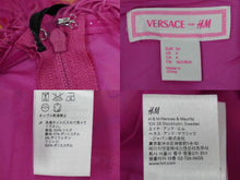 Load image into Gallery viewer, VERSACE ヴェルサーチ × H＆M コラボ チューブトップ クロップトップ ハートパターン フリンジ シルク ピンク 34 美品 中古 55124