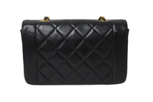 画像をギャラリービューアに読み込む, 極美品 CHANEL シャネル チェーンショルダーバッグ ダイアナマトラッセ 22cm 3番台 ブラック ゴールド金具 中古 55472