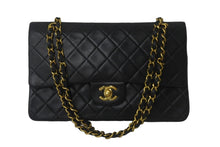 Load image into Gallery viewer, CHANEL シャネル マトラッセ25 ショルダーバッグ ダブルフラップ 2番台 ラムスキン ブラック ゴールド金具 美品 中古 55484