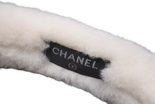 Load image into Gallery viewer, 極美品 CHANEL シャネル ココマーク イヤーマフラー 耳当て ファー ホワイト 中古 55571