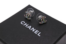 画像をギャラリービューアに読み込む, 極美品 CHANEL シャネル ピアス アクセサリー ココマーク 05A刻印 2005年秋 シルバー マルチカラーラインストーン 1g 中古 55885