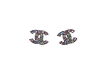 画像をギャラリービューアに読み込む, 極美品 CHANEL シャネル ピアス アクセサリー ココマーク 05A刻印 2005年秋 シルバー マルチカラーラインストーン 1g 中古 55885