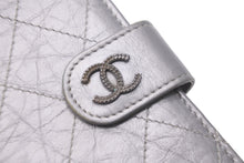 画像をギャラリービューアに読み込む, CHANEL シャネル ラウンド二つ折り財布 小銭入れ ココマーク 15番台 2011年 レザー シルバー ピンク レディース 良品 中古 55984