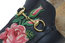 画像をギャラリービューアに読み込む, GUCCI グッチ ローファー プリンスタウン ピンクローズ フラワー刺繍 ファー ブラック 美品 中古 56221