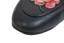 画像をギャラリービューアに読み込む, GUCCI グッチ ローファー プリンスタウン ピンクローズ フラワー刺繍 ファー ブラック 美品 中古 56221