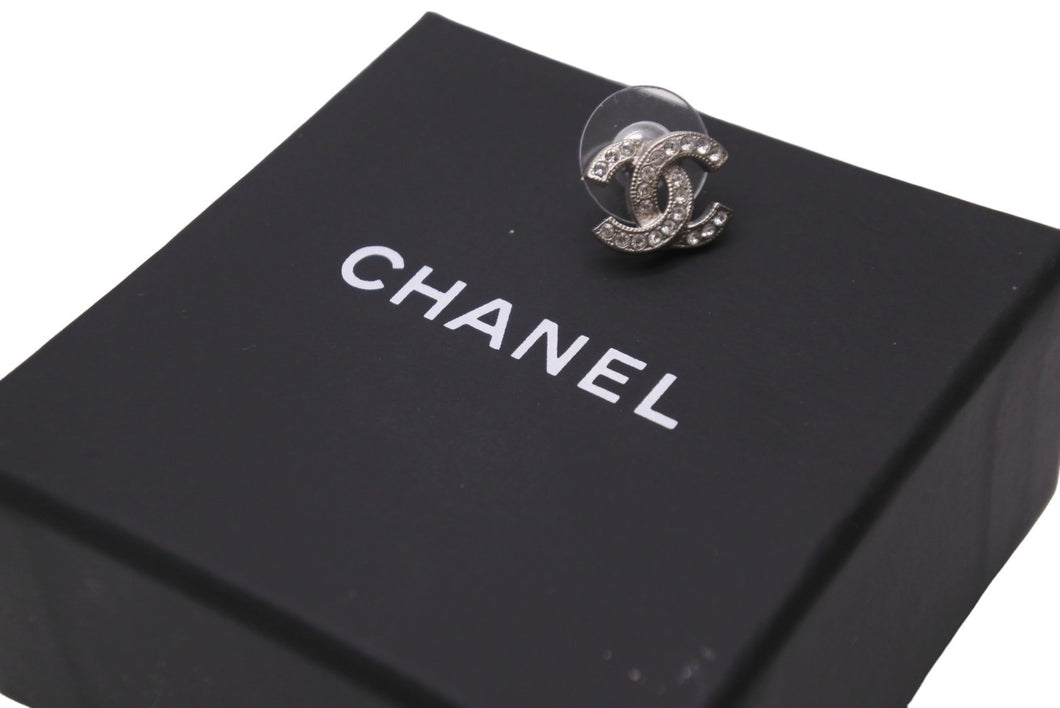 極美品 CHANEL シャネル ピアス アクセサリー ココマーク F19V刻印 2019年 定番モデル ラインストーン 片耳 シルバー 2g 中古 56230