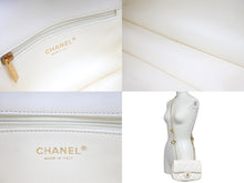 Load image into Gallery viewer, 極美品 CHANEL シャネル ハートチャームチェーンショルダーバッグ ランダムシリアル AS3456 ホワイト ゴールド金具 中古 56468