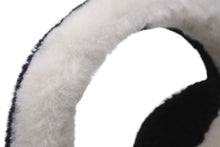 Load image into Gallery viewer, 極美品 CHANEL シャネル イヤーマフ シアリング ココマーク ブラック ホワイト AA7836B06521 中古 56578