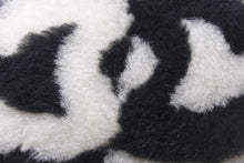 Load image into Gallery viewer, 極美品 CHANEL シャネル イヤーマフ シアリング ココマーク ブラック ホワイト AA7836B06521 中古 56578