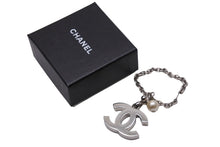 画像をギャラリービューアに読み込む, CHANEL シャネル フェイクパール キーホルダー 2002年 02C キーチャーム シルバー ココマーク A17950 美品 中古 56644
