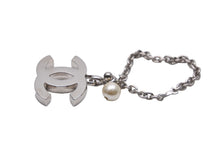 画像をギャラリービューアに読み込む, CHANEL シャネル フェイクパール キーホルダー 2002年 02C キーチャーム シルバー ココマーク A17950 美品 中古 56644