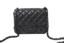 Load image into Gallery viewer, CHANEL シャネル ミニ マトラッセ チェーン ショルダーバッグ 14番台 ブラック ラムスキン ココマーク 鞄 ロゴ 美品 中古 56716