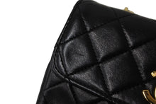 Load image into Gallery viewer, CHANEL シャネル ミニ マトラッセ チェーン ショルダーバッグ 1番台 ラムスキン ゴールド金具 ココマーク 美品 中古 56718