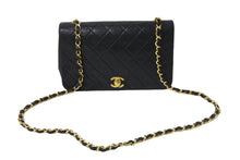 Load image into Gallery viewer, CHANEL シャネル チェーンショルダーバッグ マトラッセ フルフラップ 1番台 ラムスキン ブラック ゴールド金具 良品 中古 56757