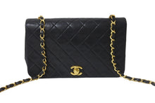 Load image into Gallery viewer, CHANEL シャネル チェーンショルダーバッグ マトラッセ フルフラップ 1番台 ラムスキン ブラック ゴールド金具 良品 中古 56757