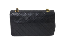 Load image into Gallery viewer, CHANEL シャネル チェーンショルダーバッグ マトラッセ フルフラップ 1番台 ラムスキン ブラック ゴールド金具 良品 中古 56757