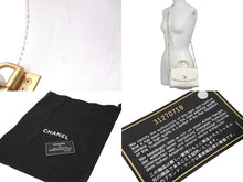 Load image into Gallery viewer, 極美品 CHANEL シャネル マトラッセ チェーン ショルダーバッグ 31番台 2WAY ホワイト トップハンドル ココマーク 中古 57139