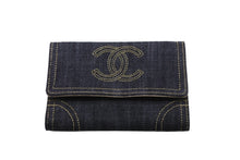Load image into Gallery viewer, CHANEL シャネル 二つ折り財布 スパークリングデニム ココマーク 10番台 2006年 キャンバス インディゴ ゴールド 美品 中古 57166