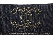 Load image into Gallery viewer, CHANEL シャネル 二つ折り財布 スパークリングデニム ココマーク 10番台 2006年 キャンバス インディゴ ゴールド 美品 中古 57166