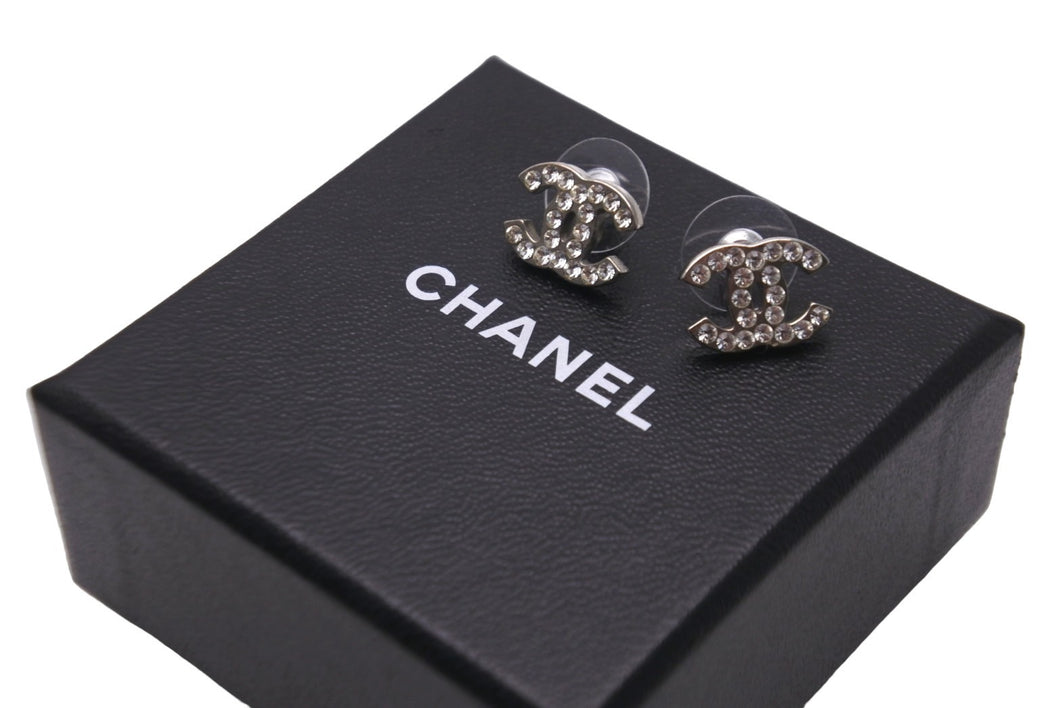 CHANEL シャネル ピアス 両耳 ココマーク 07V刻印 2007年 定番モデル ラインストーン SV シルバー 2g レディース 美品 中古  57207 – Casanova Vintage