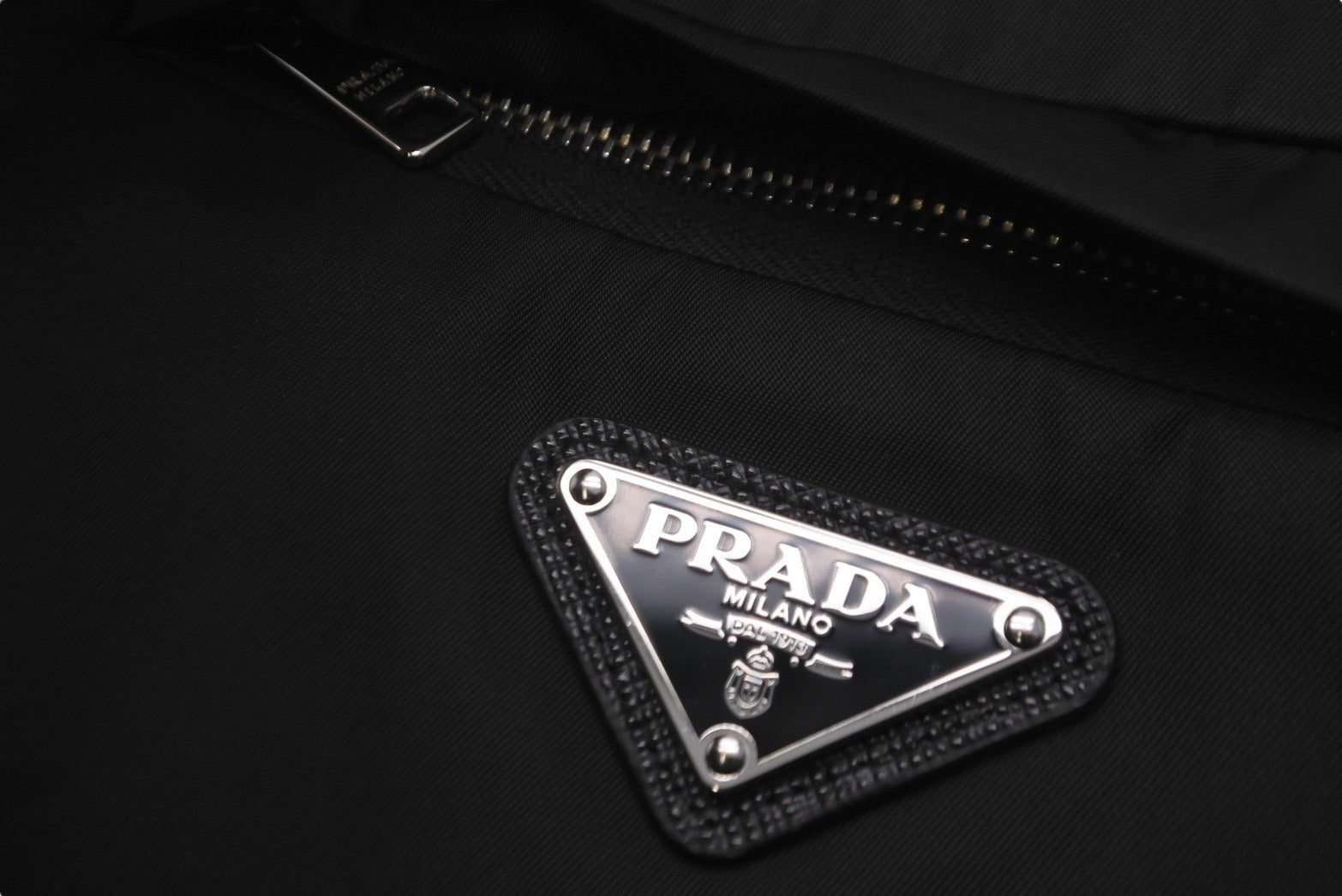 新品同様 PRADA プラダ マフラー リナイロン トライアングルロゴ