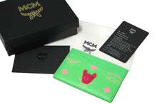 Load image into Gallery viewer, 新品未使用品 MCM エムシーエム カードケース パスケース モノグラム グリーン ピンク 犬 MXACSSX02 中古 57772