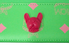 Load image into Gallery viewer, 新品未使用品 MCM エムシーエム カードケース パスケース モノグラム グリーン ピンク 犬 MXACSSX02 中古 57772