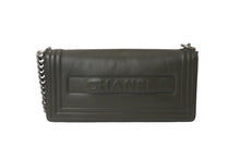 Load image into Gallery viewer, CHANEL シャネル ショルダーバッグ ボーイシャネル ココマーク 15番台 2011年 カーフスキン グリーン シルバー金具 美品 中古 58018