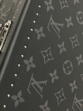 Load image into Gallery viewer, 極美品 LOUIS VUITTON ルイヴィトン モノグラム エクリプス コフレ 8 モントル 時計ケース トランク M20016 ブラック 中古 58211