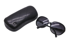 Load image into Gallery viewer, CHANEL シャネル オーバル サングラス ココマーク 5285-A 58□17 ブラック ロゴ アイウェア 小物 美品 中古 58327