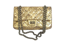 Load image into Gallery viewer, シャネル CHANEL MOSCOW パリ モスクワ 2.55 マトラッセ チェーン ショルダーバッグ 13番台 ゴールド 美品 中古 58405